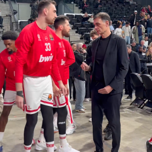 Οι παίκτες και το επιτελείο του Ολυμπιακού άφησαν τριαντάφυλλα στη μνήμη του άτυχου φίλου της ομάδας