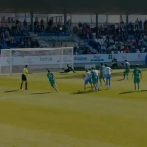 Το χειρότερο πέναλτι στην ιστορία: Ποδοσφαιριστής έστειλε την μπάλα έξω απ' το γήπεδο (video)