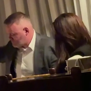 «Διασκέδαζε με δυο γυναίκες, φαινόταν να έχει πιει αρκετά και του έπεφτε το παντελόνι» - Σάλος με  διάσημο πρώην ποδοσφαιριστή