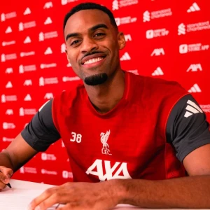 Η Λίβερπουλ «έδεσε» τον Χράφενμπεργκ με νέο συμβόλαιο