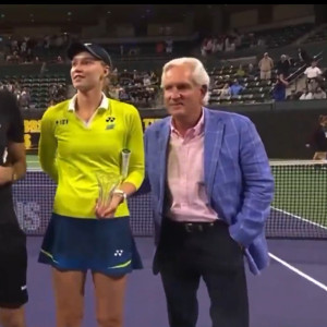 Η Ριμπάκινα έβγαλε το χέρι ενός άνδρα από τη μέση της κατά τη διάρκεια της απονομής τροπαίου (video)