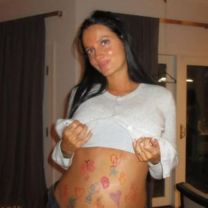 Μπήκε το γκολ και έσπασαν τα νερά - Η σύζυγος του διάσημου ποδοσφαιριστή παραλίγο να γεννήσει στις εξέδρες την ώρα του αγώνα