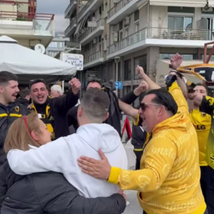 Κιτρινόμαυρη «απόβαση» στον Βόλο – Χιλιάδες φίλοι της ΑΕΚ μετέτρεψαν σε κερκίδα τα καταστήματα της παραλιακής (video)