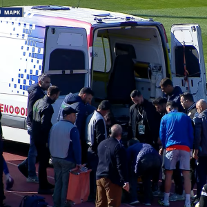 Σοβαρός τραυματισμός για Σεμπά - Εφυγε με ασθενοφόρο από το γήπεδο (video)