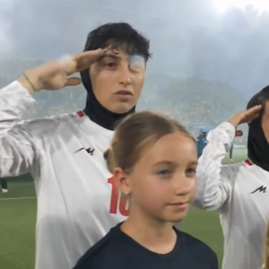 Μετά την εντυπωσιακή σιωπή, η ομάδα του Ιράν στο ποδόσφαιρο γυναικών τραγούδησε τον εθνικό ύμνο με στρατιωτικό χαιρετισμό