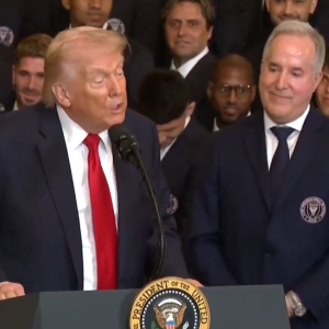 Ποιος είναι ο πρώην προπονητής των Άρη και Ηρακλή που βρέθηκε στην εκδήλωση του Τραμπ δίπλα στον Μέσι