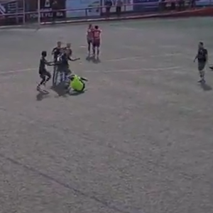 Τρομερό περιστατικό στην Ισπανία - Παίκτης γρονθοκόπησε διαιτητή και η ομάδα του τον υπερασπίστηκε