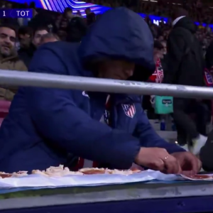 Μερακλής οπαδός έφτιαχνε σαντουιτσάρες στις κερκίδες την ώρα του Ατλέτικο-Τότεναμ