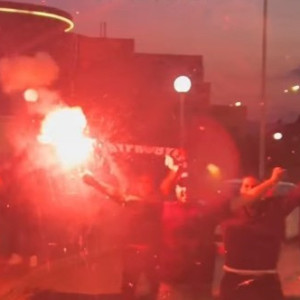 Οι παίκτες της Καλαμάτας κατέβηκαν στα Μέγαρα και πανηγύριζαν με καπνογόνα (video)