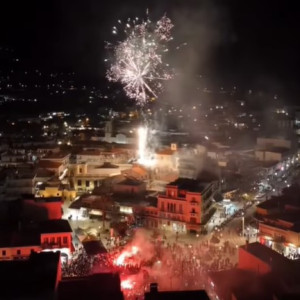 Πάρτι στην πλατεία της Καλαμάτας - Παίκτες και κόσμος τραγουδούν: «Ερχόμαστε, μαύρη ολέ, ολέ, ολέ»! (videos, photos)
