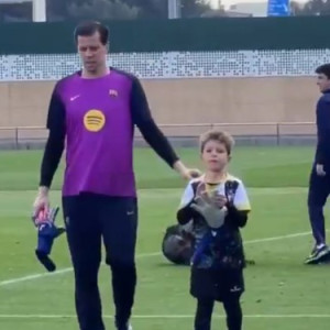 Ο γιος του Σέζνι πήγε στη προπόνηση της Μπαρτσελόνα και «προκάλεσε» σε πέναλτι τον πατέρα του (video)