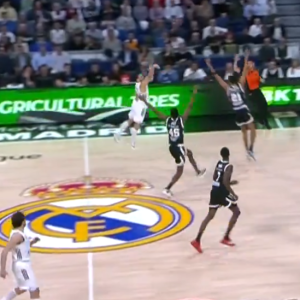 Το buzzer-beater ημιχρόνου του Καμπάτσο από το κέντρο (video)