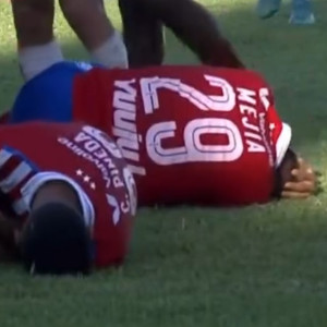 Αν υπήρχε… πιο κόκκινη κάρτα θα την έπαιρνε - Eγκληματικό τάκλιν σακάτεψε δύο παίκτες ταυτόχρονα (video)