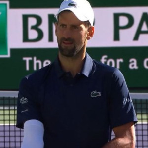 Δύσκολη στιγμή για τον Τζόκοβιτς: Έκανε εμετό κατά τη διάρκεια του αγώνα και είχε δεμένο χέρι (video)