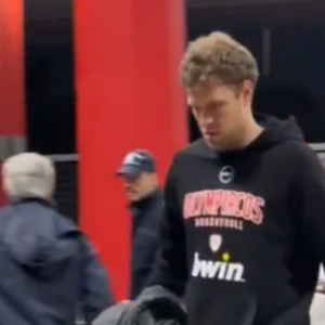 Μόνος του έφτασε στο ΣΕΦ ο τραυματίας Σάσα Βεζένκοφ