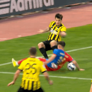 Το πέναλτι που ζήτησε η ΑΕΚ, η εξέταση του VAR και η απόφαση του Τσιμεντερίδη που προκάλεσε αντιδράσεις (video)