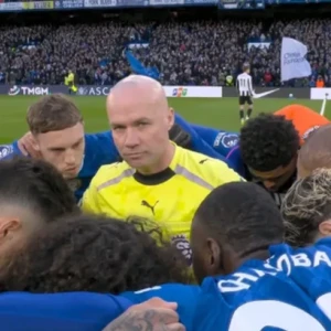 Απίθανη στιγμή - Οι παίκτες της Τσέλσι περικύκλωσαν τον διαιτητή πριν τη σέντρα (video)