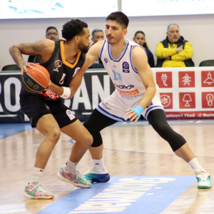 Με κορυφαίο τον Μπαζίνα ο Προμηθέας πέρασε νικηφόρα από τη Μύκονο