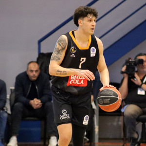 Με κορυφαίο τον Μπαζίνα ο Προμηθέας πέρασε νικηφόρα από τη Μύκονο