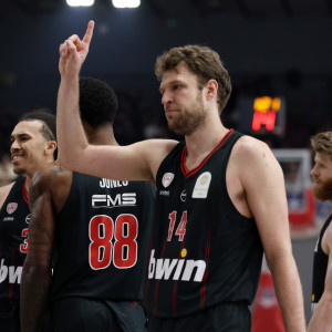 Ο Βεζένκοφ για τη δολοφονία στην Καλαμαριά: «Μέχρι πότε θα είναι πρόβλημα τι φανέλα φοράει κάποιος!»