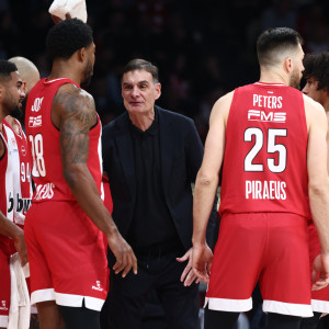 Εκνευρισμένος ο Μπαρτζώκας με την εικόνα του Ολυμπιακού στην αρχή του ματς με την Μπασκόνια (photos)