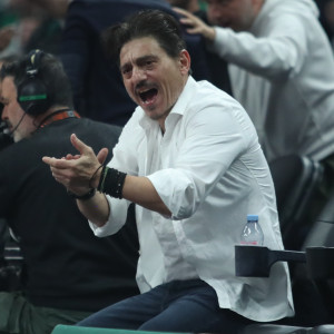 Ο Γιαννακόπουλος κατέβηκε από τις σουίτες στα court-seats του T-Center (video)