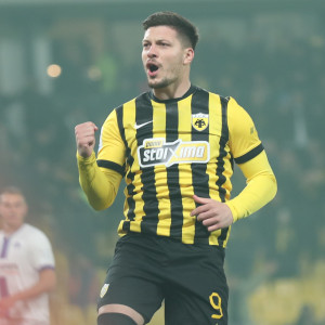 Η ΑΕΚ πήρε τα... δώρα και είναι μόνη πρώτη ξανά!