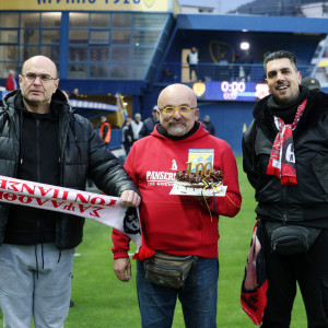 Οπαδοί του Πανσερραϊκού έφεραν τούρτα στον Παναιτωλικό για 100 χρόνια ιστορίας!