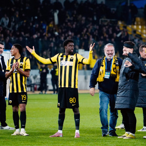 Η στιγμή που οι παίκτες της ΑΕΚ έμαθαν για τις γκέλες του Ολυμπιακού και του ΠΑΟΚ (video)