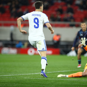 Ο Δουβίκας «έσκαψε» τη μπάλα, όμως αυτή πέρασε μόλις άουτ (video)