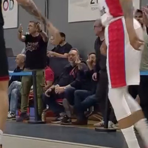 Τι λέει η πλευρά του Ολυμπιακού για το επεισόδιο Φουρνιέ - οπαδού: Η φωτογραφία με τις χειρονομίες