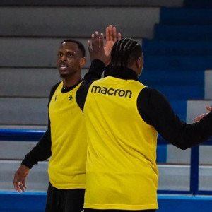 Η ΑΕΚ έχει μάθει να ζει με τα προβλήματα και αυτά την «ατσαλώνουν»