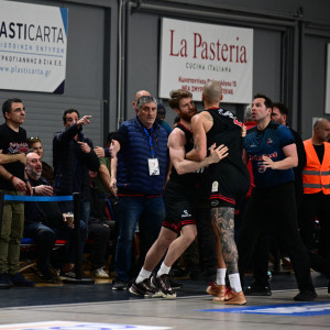 Επεισόδιο Φουρνιέ με φίλαθλο στα court seats!