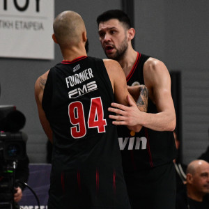 Ο ορισμός του αρχηγού: Ο Παπανικολάου απομάκρυνε τον Φουρνιέ και προσπαθούσε να τον ηρεμήσει (video)