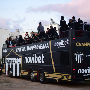 Η πορεία των πρωταθλητών με το ανοιχτό πούλμαν σ' όλη την Καλαμάτα (videos)