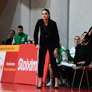 Η Σελέν Ερντέμ στον πάγκο του Παναθηναϊκού με πατερίτσα (video)