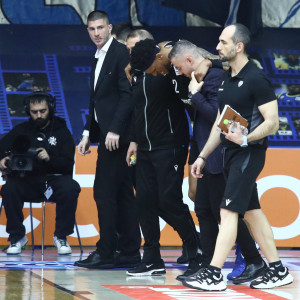 «Συναγερμός» με Μέλβιν στον ΠΑΟΚ: Τραυματίστηκε και αποχώρησε υποβασταζόμενος