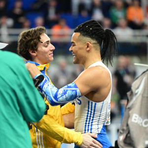 Η αγκαλιά του Ντουπλάντις με τον Καραλή - Ο Σουηδός έβγαλε το... καπέλο στον «Μανόλο» (video)