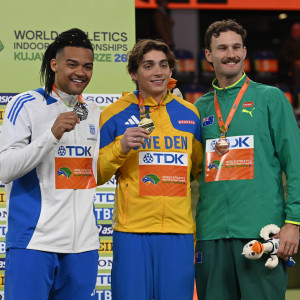 Ο Καραλής πήρε στα χέρια του το αργυρό μετάλλιο στο Παγκόσμιο κλειστού στίβου (video)