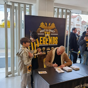 Πλήθος κόσμου της ΑΕΚ στην «Allwyn Arena» για τον Βασίλη Δημητριάδη (video)