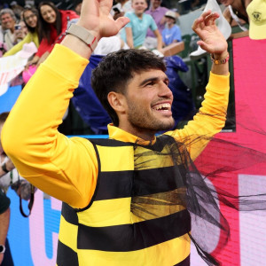 Ο Αλκαράθ ντύθηκε... μέλισσα και πανηγύρισε την πρόκριση του στα ημιτελικά του Indian Wells (video)