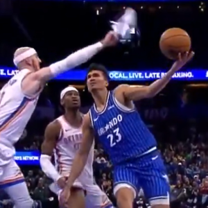 Τι έκανε ο Καρούσο; Προσπάθησε να ταπώσει τον αντίπαλό του με... το παππούτσι του (video)