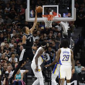 Νίκη με buzzer beater οι Λέικερς, άνετοι οι Σπερς