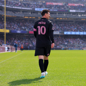 Ο Λιονέλ Μέσι έβαλε γκολ και σε γήπεδο... μπέιζμπολ (video)