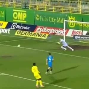 Τρελό γκολ στην Κροατία: Σκόρερ... το χορτάρι του γηπέδου (video)