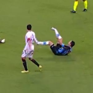 Σοκαριστικό: Παίκτης της Γκρέμιο διέλυσε τον αστράγαλο του και πάγωσε όλο το γήπεδο (video)