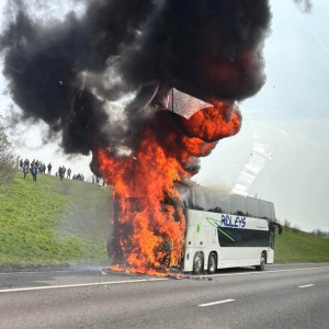 Σοκ σε αυτοκινητόδρομο του Λονδίνου: Πούλμαν οπαδών της Μάντσεστερ Σίτι τυλίχθηκε στις φλόγες (video)