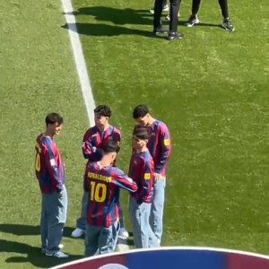 Οι παίκτες της Μπαρτσελόνα τίμησαν τον Ροναλντίνιο για τα γενέθλια του (video)