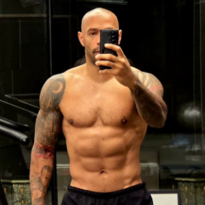 Βάζει κάτω πολύ νεότερους – Η αδιανόητη φυσική κατάσταση του 48χρονου Ανρί (photo)