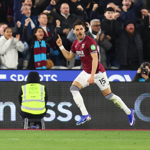 Ο «ιπτάμενος» Μαυροπάνος «κάρφωσε» και την Μάντσεστερ Σίτι με επιβλητική κεφαλιά